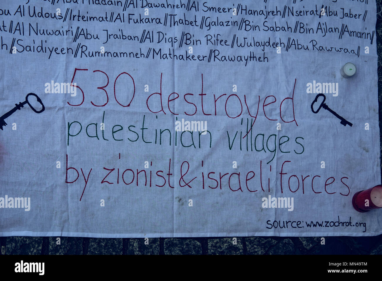 Berlin, Allemagne. 14 mai 2018. Banner vu à la manifestation à Berlin contre les actions d'Israël à Gaza. Des centaines de manifestants réunis à Berlin pour protester contre les actions violentes qui ont été prises par l'armée israélienne à Gaza qui a conduit à au moins 50 morts. Credit : SOPA/Alamy Images Limited Live News Banque D'Images