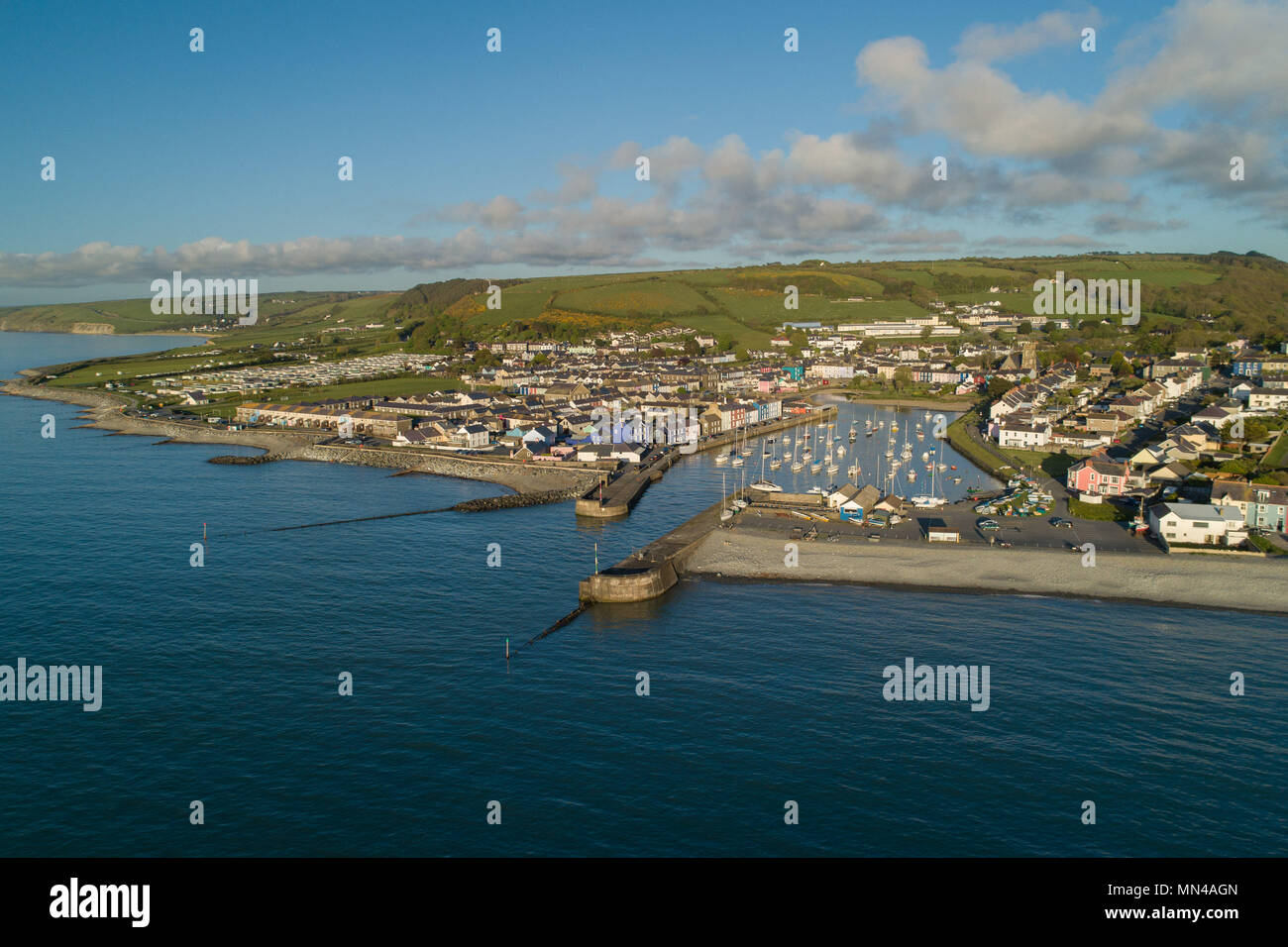 Aberaeron Ceredigion, pays de Galles, Royaume-Uni Lundi 14 mai 2018 UK weather : une soirée ensoleillée glorieusement à Aberaeron, une petite ville sur la côte ouest du pays de Galles, avec ses maisons serrées autour de son port pittoresque Arial photo par licence CAA pilote de drone Photo © Keith Morris / Alamy Live News Banque D'Images