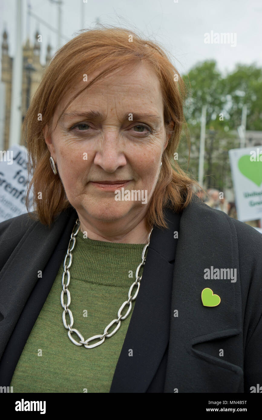 London,UK.14h Mai 2018.Mme Emma Dent Coad MP, représentant le consitiuency de Kensington et Chelsea, s'exprimant lors d'une manifestation tenue par les survivants et les amis de la tour de Grenfell, bloc feu catastrophe de Parliament Square à Londres,Angleterre,UK.Credit : Julio Etchart/Alamy Live News Banque D'Images