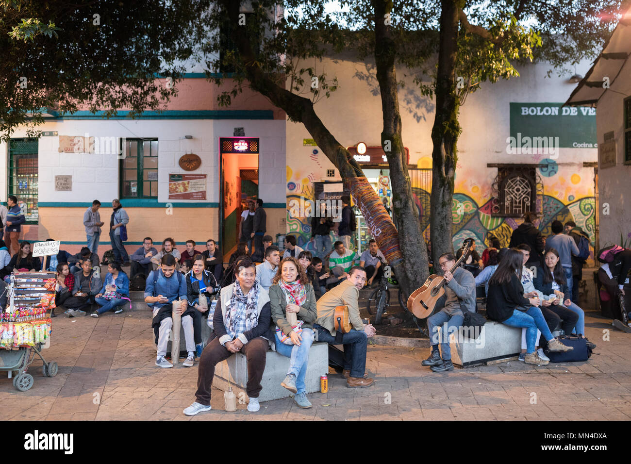 Plazoleta Chorro de Quevedo, au crépuscule, La Candelaria, Bogota, Colombie Banque D'Images