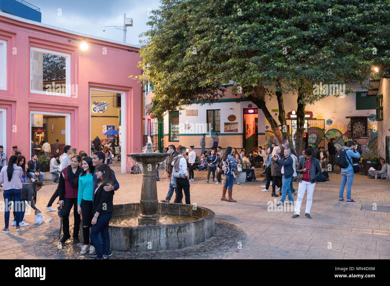 Plazoleta Chorro de Quevedo, au crépuscule, La Candelaria, Bogota, Colombie Banque D'Images