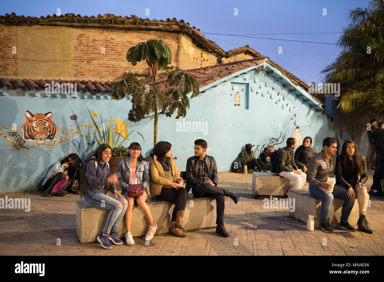 Plazoleta Chorro de Quevedo, au crépuscule, La Candelaria, Bogota, Colombie, Amérique du Sud Banque D'Images