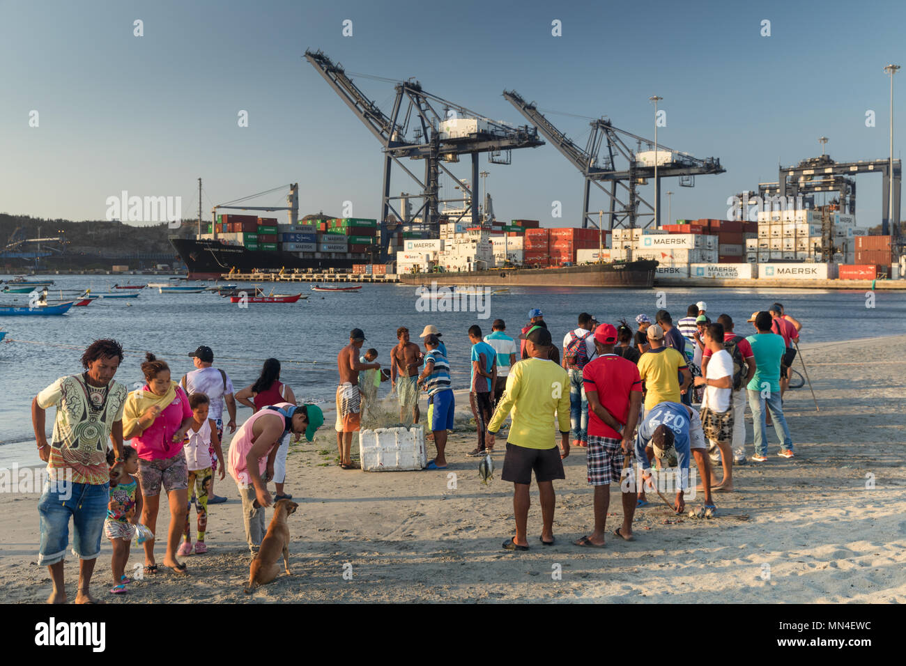 Sections locales sur la plage avec un porte-conteneurs de quitter le port au-delà, Santa Marta, Magdalena, Colombie Banque D'Images