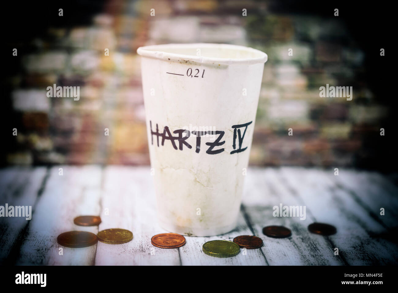 Tasses dons avec l'inscription Hartz IV, Spendenbecher Aufschrift mit Hartz IV Banque D'Images