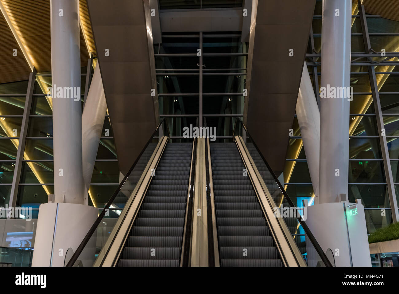 Escaliers mécaniques de bâtiment moderne fermer Banque D'Images