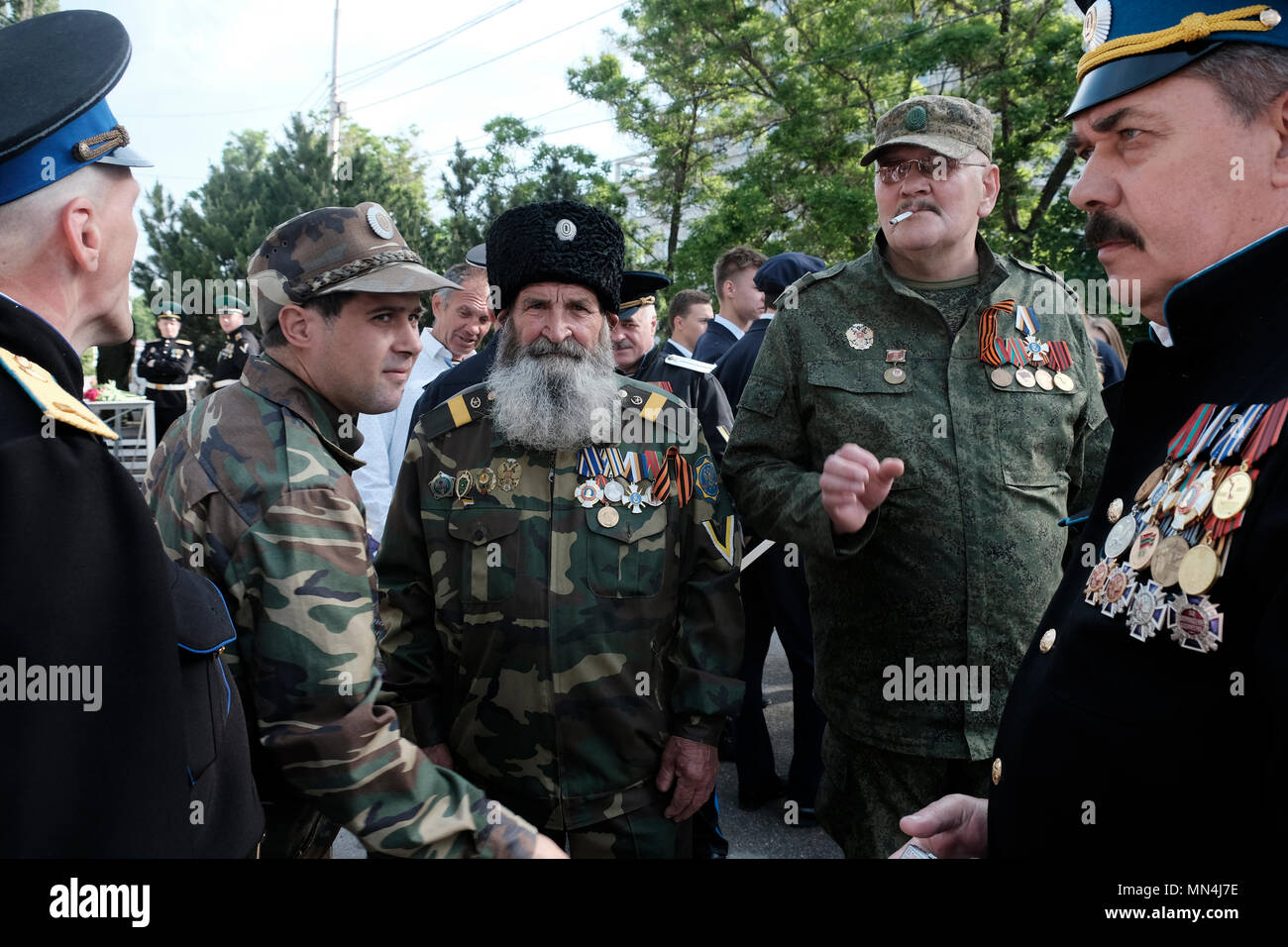 Vétérans militaires avec des médailles épinglées dans leurs manteaux militaires lors du jour de la victoire le 9 mai qui commémore la victoire de l'Union soviétique sur l'Allemagne nazie dans le centre de Tiraspol la capitale de Pridnestrovie, officiellement connue sous le nom de République moldave Pridnestrovienne PMR et également appelée Transnistrie depuis 1992 un État sécessionnaire enclavé internationalement reconnu comme faisant partie de la Moldavie Banque D'Images