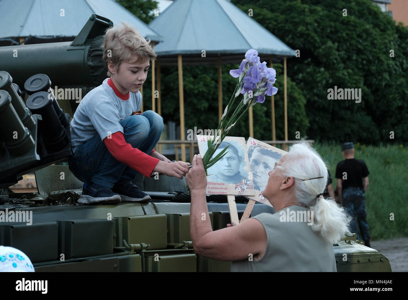 Une femme transnistrienne tenant des photos de ceux qui ont combattu pendant la seconde Guerre mondiale pendant le jour de la victoire le 9 mai qui commémore la victoire de l'Union soviétique sur l'Allemagne nazie dans le centre de Tiraspol la capitale de Pridnestrovie, officiellement connue sous le nom de République moldave Pridnestrovienne PMR et également appelée Transnistrie depuis 1992 un État sécessionniste enclavé internationalement reconnu comme faisant partie de la Moldavie Banque D'Images