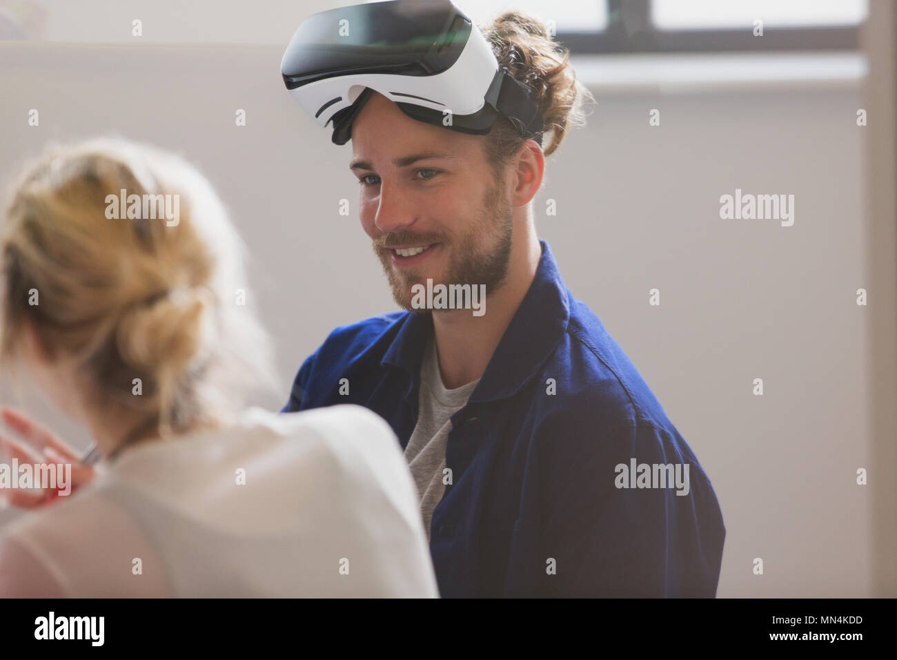 Smiling computer programmer le port de verres simulateur de réalité virtuelle Banque D'Images