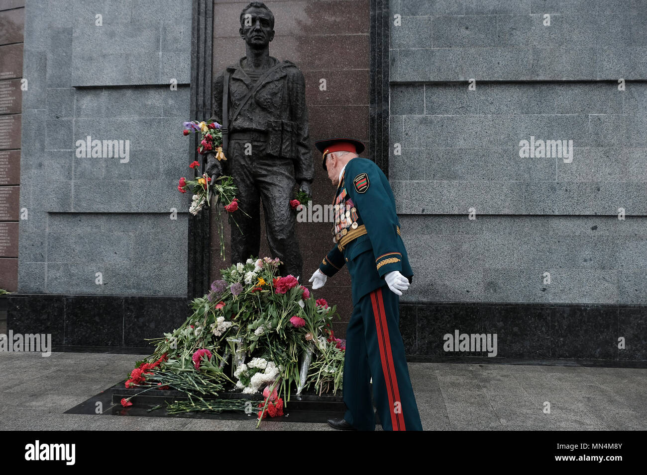 Un vétéran militaire déposant des fleurs dans le Mémorial de la gloire qui commémore les vétérans et les morts de la seconde Guerre mondiale, de la guerre soviéto-afghane et de la guerre de Transnistrie de 1990-1992 situé sur la place Suvorov à Tiraspol, la capitale de Pridnestrovie, officiellement connue sous le nom de République moldave Pridave Pridnestrovienne et également appelée Transnistrie depuis 1992 un État sécessionniste enclavé internationalement reconnu comme faisant partie de Moldave Banque D'Images