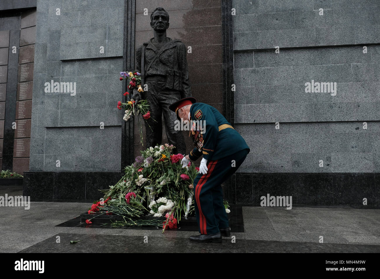Un vétéran militaire déposant des fleurs dans le Mémorial de la gloire un monument en plusieurs parties commémorant les anciens combattants et les morts de la Grande Guerre patriotique (seconde Guerre mondiale), de la guerre soviéto-afghane et de la guerre de Transnistrie de 1990-1992 situé sur la place Suvorov à Tiraspol, la capitale de Pridnestrovie, officiellement connue sous le nom de République moldave Pridave Pridnestrovienne et également appelée Transnistrie depuis 1992 Banque D'Images