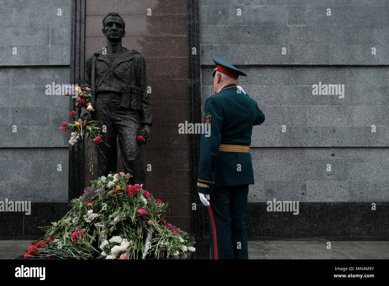 Un vétéran militaire salue le Mémorial de la gloire qui commémore les vétérans et les morts de la seconde Guerre mondiale, de la guerre soviéto-afghane et de la guerre de Transnistrie de 1990-1992 situé sur la place Suvorov à Tiraspol, la capitale de Pridnestrovie, officiellement connue sous le nom de République moldave Pridnestrovienne PMR et également appelée Transnistrie depuis 1992 un État sécessionnaire enclavé internationalement reconnu comme faisant partie de la Moldavie Banque D'Images