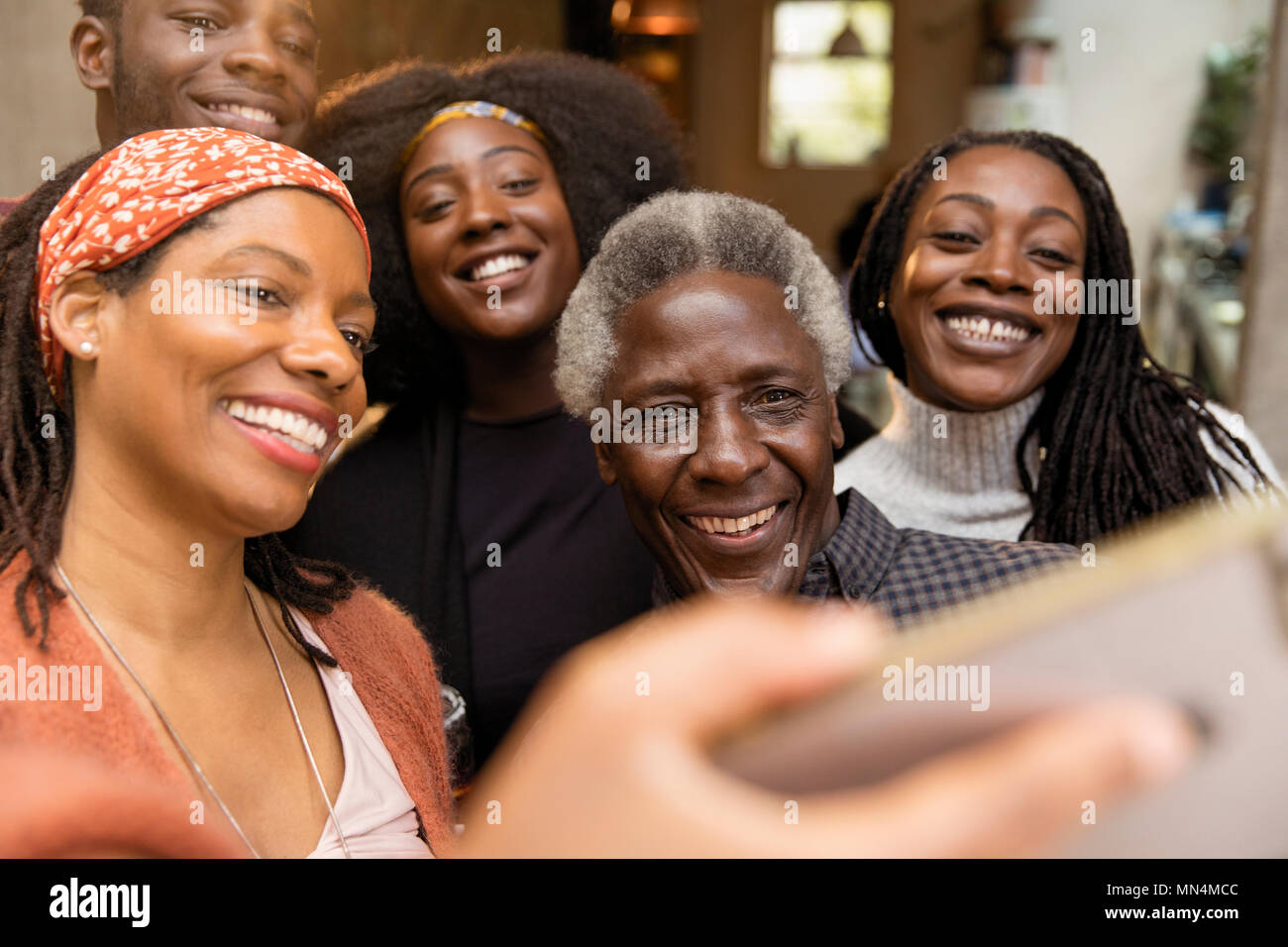 Famille heureuse de prendre selfies Banque D'Images