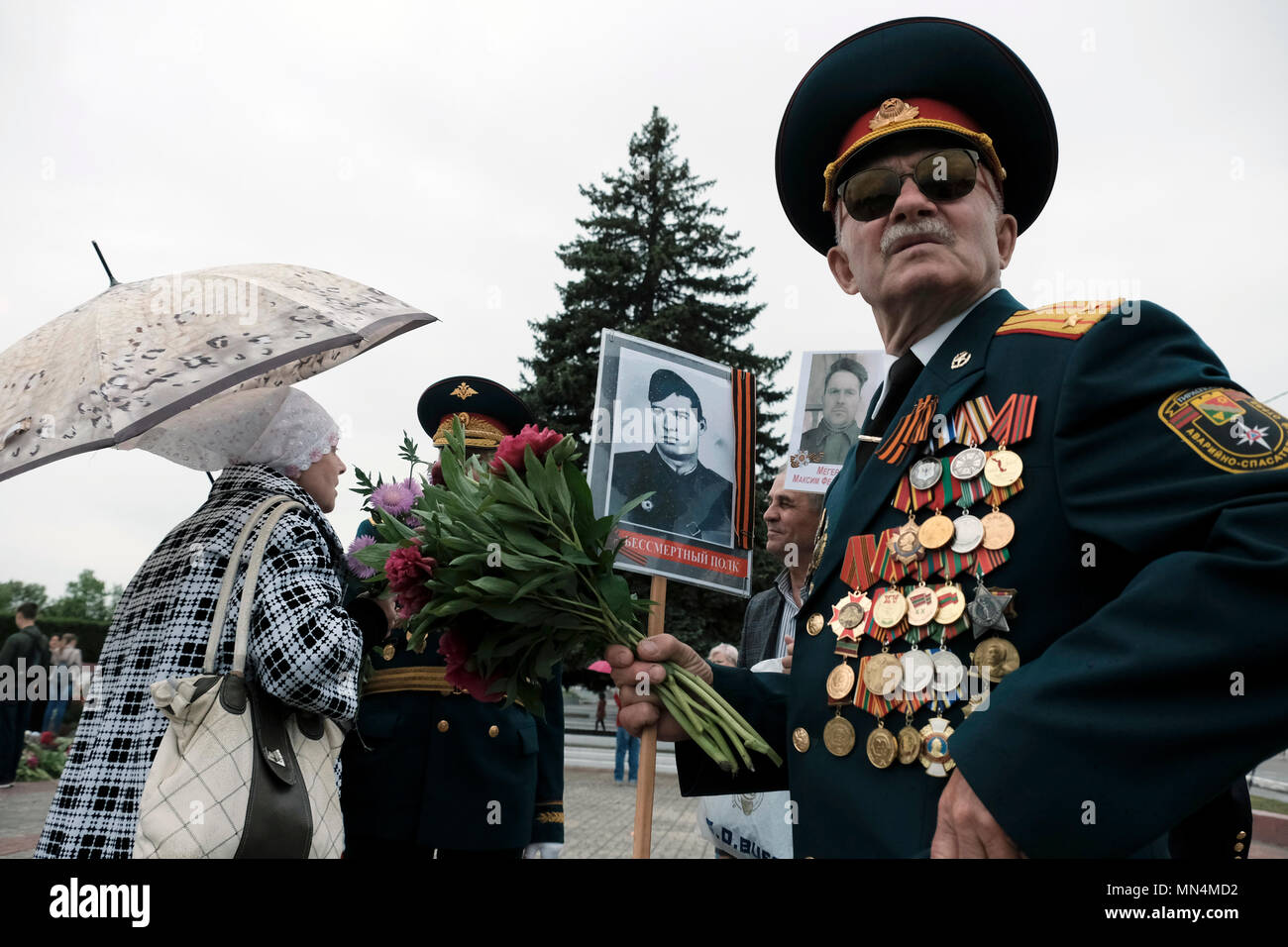 Vétérans militaires avec des médailles épinglées dans leurs manteaux militaires lors du jour de la victoire le 9 mai qui commémore la victoire de l'Union soviétique sur l'Allemagne nazie dans le centre de Tiraspol la capitale de Pridnestrovie, officiellement connue sous le nom de République moldave Pridnestrovienne PMR et également appelée Transnistrie depuis 1992 un État sécessionnaire enclavé internationalement reconnu comme faisant partie de la Moldavie Banque D'Images