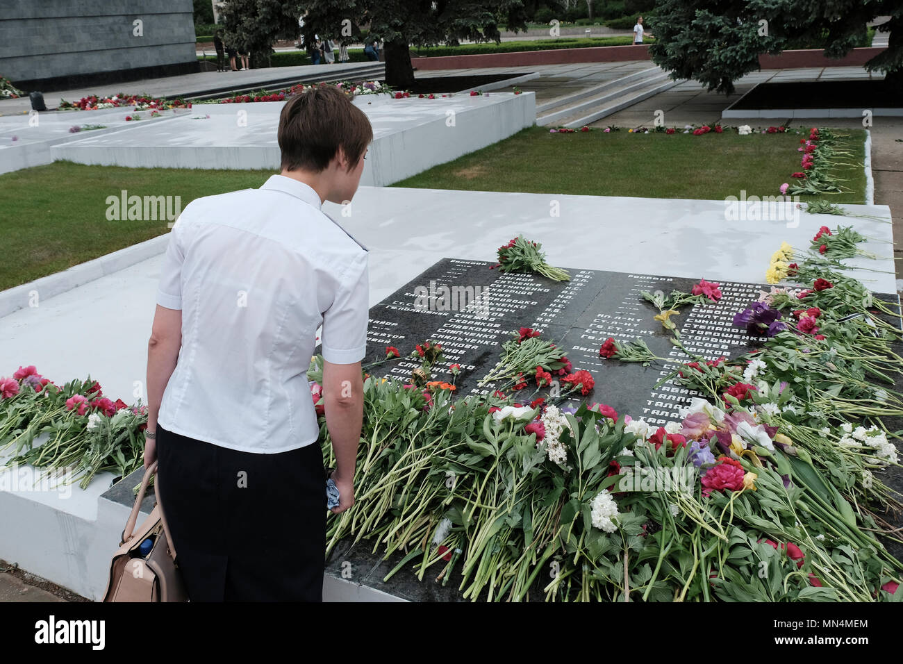 Une femme de Transnistrie lit les noms de Fallen au Mémorial de la gloire un monument en plusieurs parties commémorant les anciens combattants et les morts de la Grande Guerre patriotique (seconde Guerre mondiale), de la guerre soviéto-afghane et de la guerre de Transnistrie de 1990-1992 situé sur la place Suvorov à Tiraspol, la capitale de Pridnestrovie, officiellement connue sous le nom de République moldave Pridnestrovienne et également appelée Transnistrie depuis 1992 un État sécessionnaire enclavé internationalement reconnu comme faisant partie de Moldave depuis la Moldave Banque D'Images