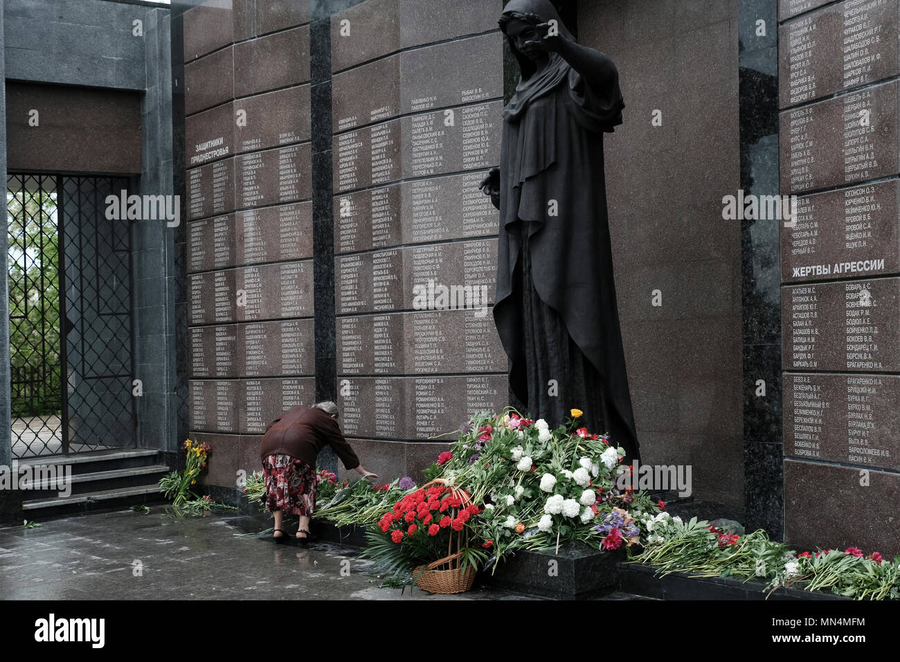Une femme âgée de Transnistrie debout devant le Mémorial de la gloire qui commémore les morts de la guerre de Transnistrie de 1990-1992 situé sur la place Suvorov à Tiraspol, la capitale de Pridnestrovie, officiellement connu sous le nom de République moldave Pridnestrovienne PMR et également appelé Transnistrie depuis 1992 un État sécessionnaire enclavé internationalement reconnu comme faisant partie de la Moldavie Banque D'Images