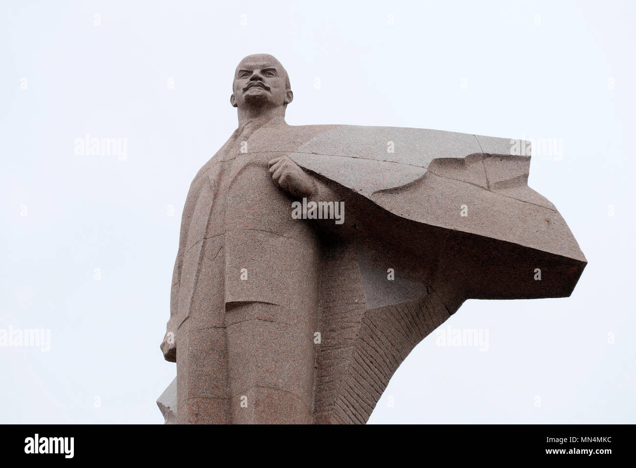La statue de Vladimir Lénine devant le bâtiment du parlement dans le centre de Tiraspol la capitale de Pridnestrovie, officiellement connue sous le nom de République moldave Pridnestrovienne PMR et également appelée Transnistrie depuis 1992 un État sécessionniste enclavé internationalement reconnu comme faisant partie de la Moldavie Banque D'Images