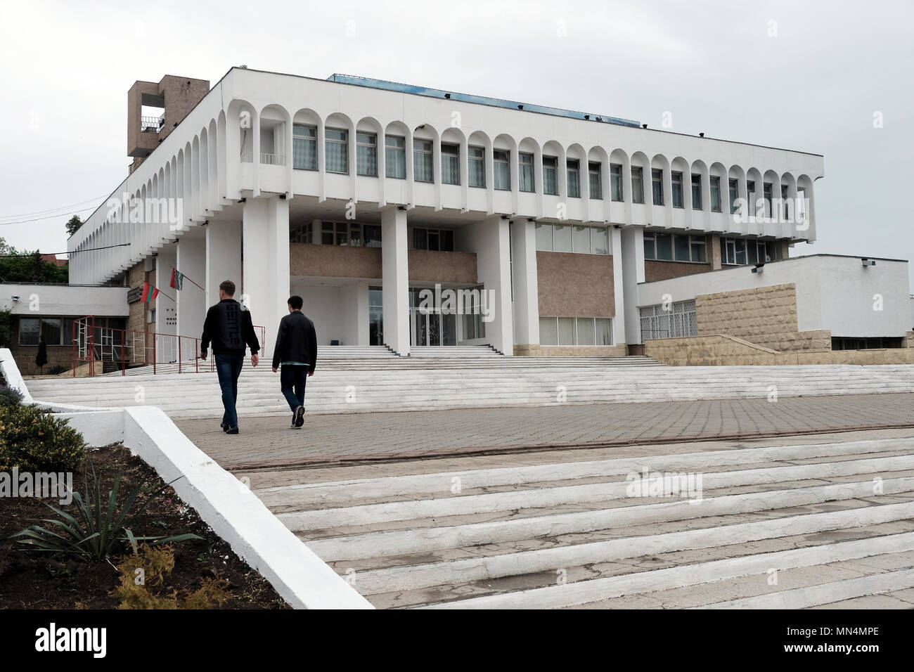 Extérieur d'un bâtiment de l'ère soviétique abritant maintenant le centre culturel de la jeunesse nommé Palais des enfants et de la créativité de la jeunesse dans le centre de Tiraspol la capitale de Pridnestrovie, officiellement connu sous le nom de République moldave Pridnestrovienne PMR et également appelé Transnistrie depuis 1992 un État sécessionniste enclavé internationalement reconnu comme faisant partie de la Moldavie Banque D'Images