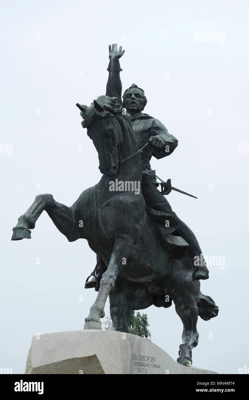 La statue d'Alexandre Vassilievitch Suvorov qui était un chef militaire russe, considéré comme un héros national et le dernier généralissime de l'Empire russe placé dans le centre de Tiraspol la capitale de Pridnestrovie, officiellement connu sous le nom de République moldave Pridnestrovienne PMR et également appelé Transnistrie depuis 1992 un État sécessionniste enclavé internationalement reconnu comme faisant partie de la Moldavie Banque D'Images
