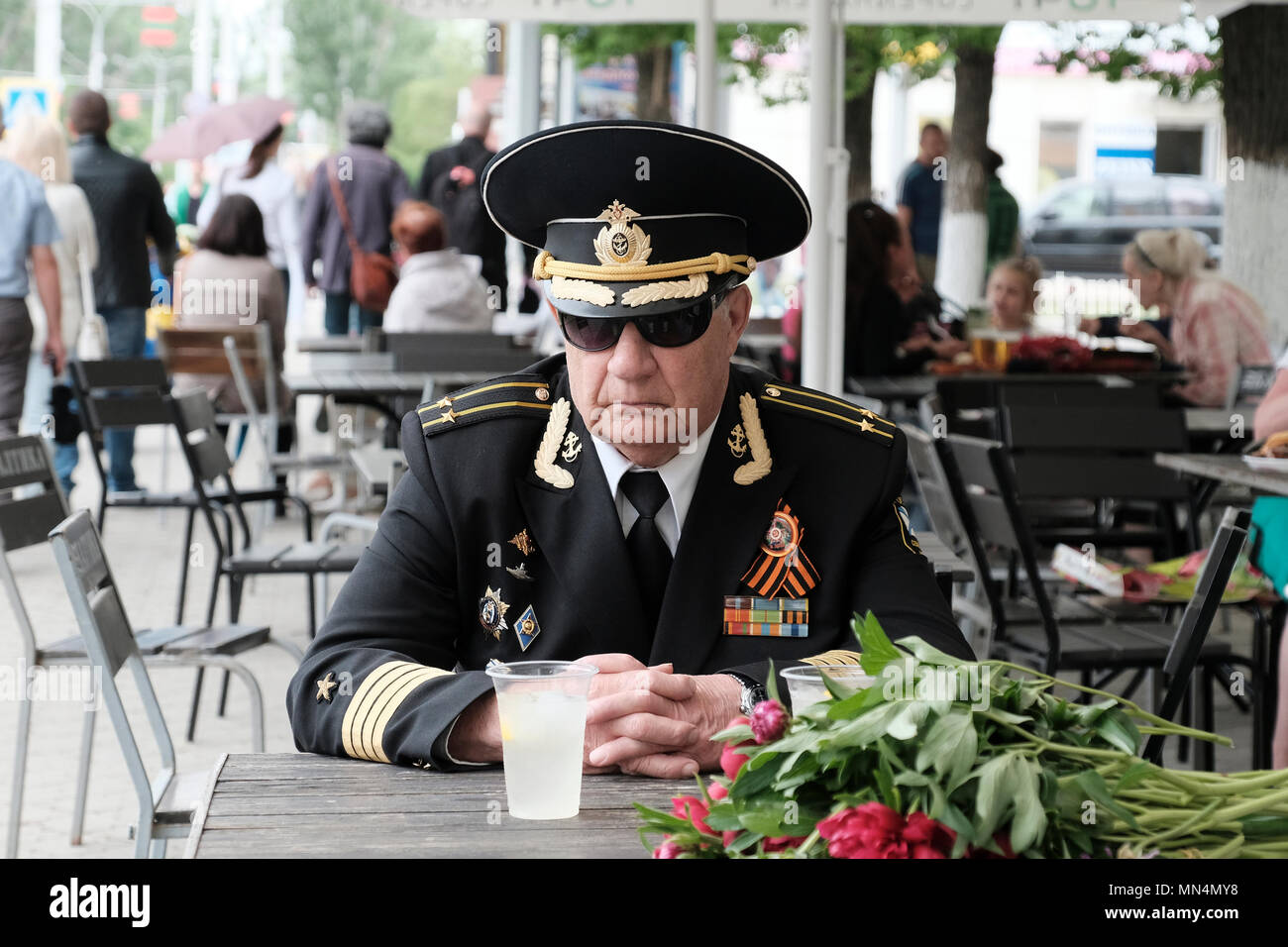 Un officier de marine russe âgé porte le ruban de Saint George symbole du  souvenir du peuple soviétique qui a combattu dans la Grande Guerre  patriotique (WW II) Et a été adopté