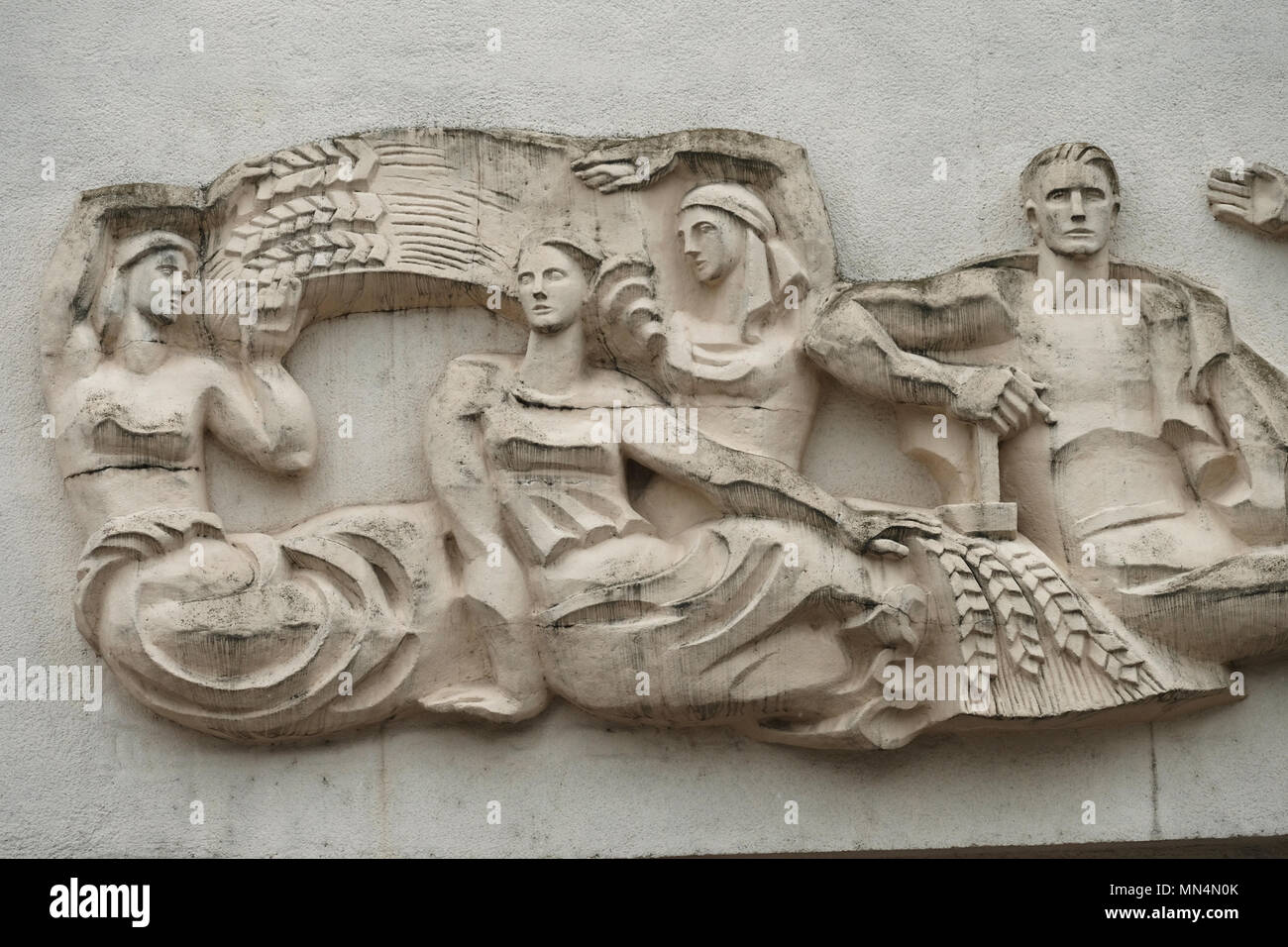 Un bas-relief dans le style de l'art du réalisme socialiste qui a été officiellement promu en Union soviétique à la façade du Palais de la République bâtiment à Tiraspol la capitale de Pridnestrovie, officiellement connue sous le nom de République moldave Pridnestrovienne PMR et également appelée Transnistrie depuis 1992 un État sécessionniste enclavé internationalement reconnu comme faisant partie de la Moldavie Banque D'Images