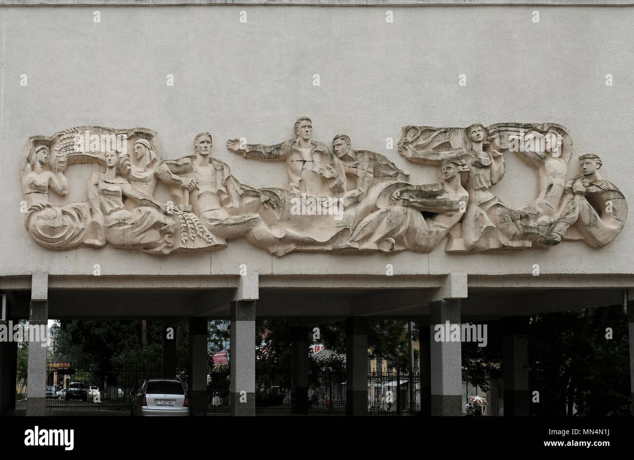 Un bas-relief dans le style du réalisme socialiste de l'art qui a été officiellement promu en Union soviétique à la façade du Palais de la République bâtiment à Tiraspol la capitale de Pridnestrovie , officiellement connu sous le nom de République moldave Pridnestrovienne PMR et également appelé Transnistrie depuis 1992 un État sécessionniste enclavé internationalement reconnu comme faisant partie de la Moldavie Banque D'Images