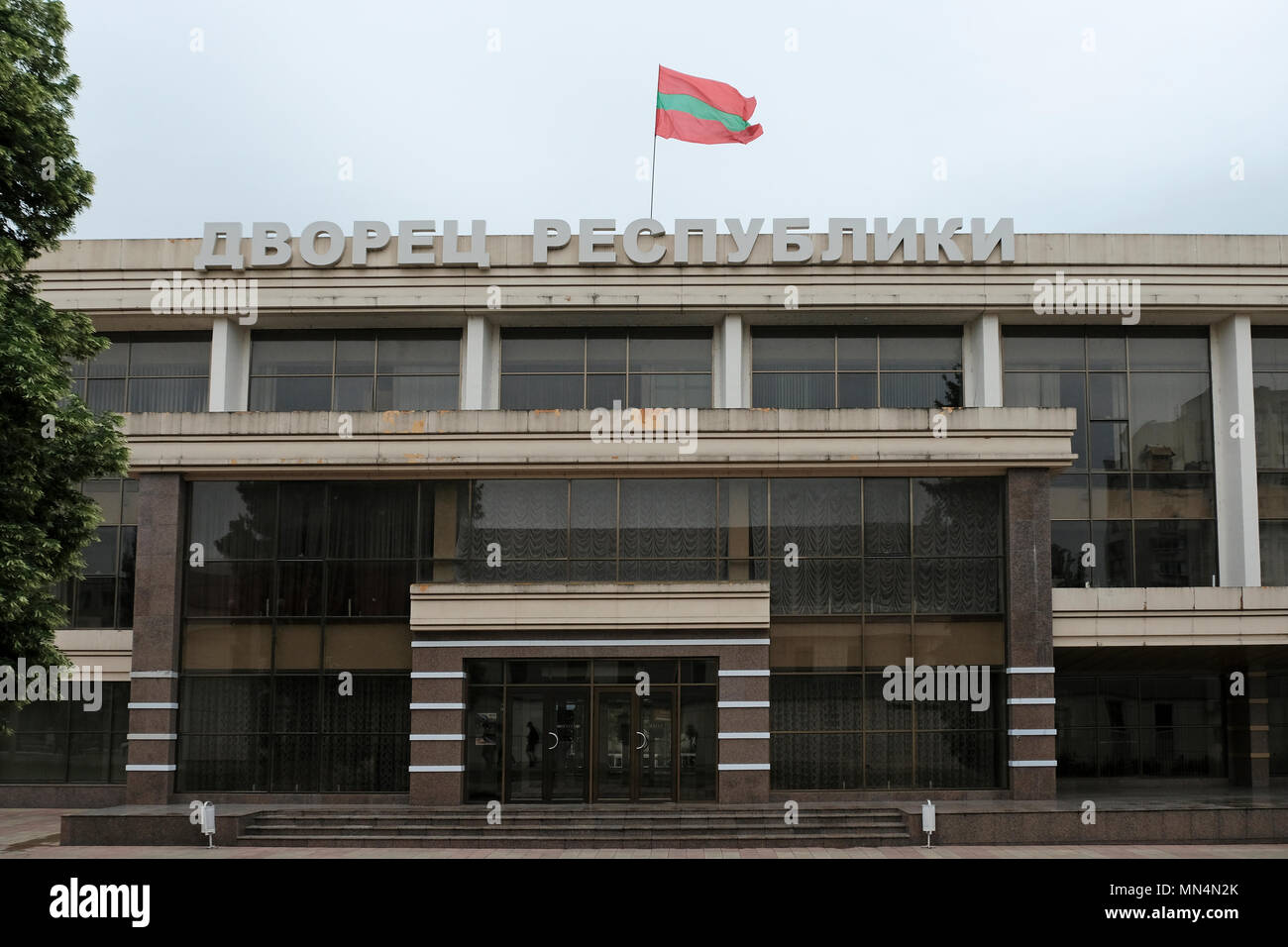 Façade du Palais de la République un lieu culturel et administratif d'État majeur construit dans le style architectural soviétique de la fin de l'ère à Tiraspol la capitale de Pridnestrovie, officiellement connu sous le nom de République moldave Pridnestrovienne PMR et également appelé Transnistrie depuis 1992 un État sécessionniste enclavé internationalement reconnu comme faisant partie de la Moldavie Banque D'Images