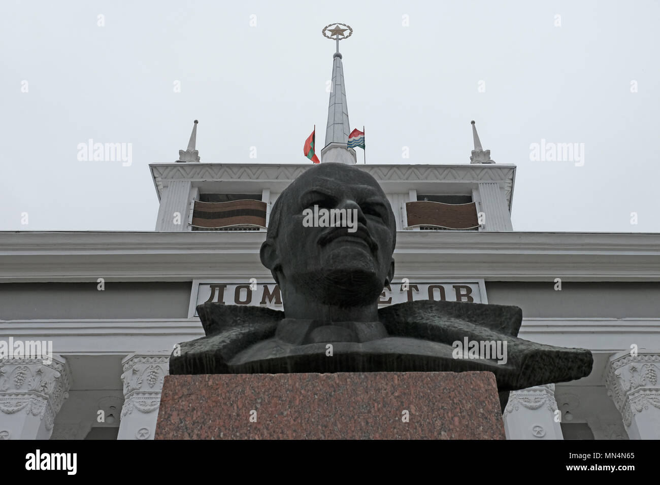 Le buste de Vladimir Lénine devant la Maison des Soviétiques Dom Sovetov était orné d'une étoile soviétique au sommet qui sert maintenant d'hôtel de ville dans le centre de Tiraspol la capitale de Pridnestrovie, officiellement connue sous le nom de République moldave Pridnestrovienne PMR et également appelée Transnistrie depuis 1992 un État séparatiste enclavé internationalement reconnu comme faisant partie de la Moldavie Banque D'Images