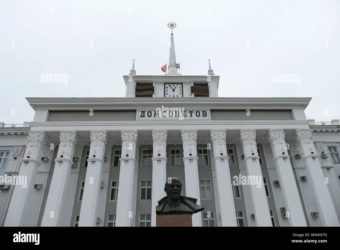 Le buste de Vladimir Lénine devant la Maison des Soviétiques Dom Sovetov était orné d'une étoile soviétique au sommet qui sert maintenant d'hôtel de ville dans le centre de Tiraspol la capitale de Pridnestrovie, officiellement connue sous le nom de République moldave Pridnestrovienne PMR et également appelée Transnistrie depuis 1992 un État séparatiste enclavé internationalement reconnu comme faisant partie de la Moldavie Banque D'Images
