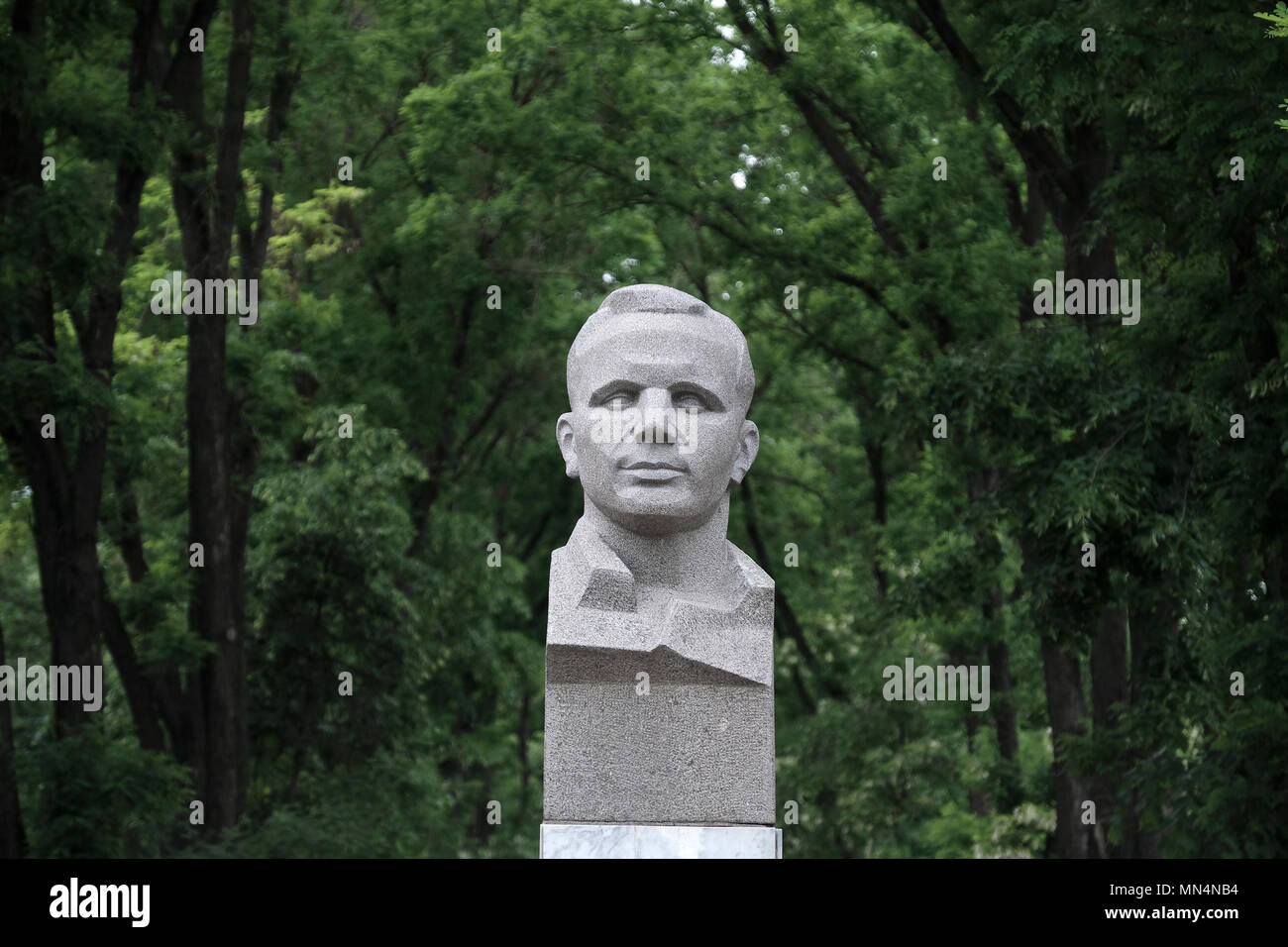 Statue de Iouri Alekseïevitch Gagarine qui était un pilote et le cosmonaute soviétique et le premier humain à Voyage dans l'espace placé en 3068, dans le centre de la capitale Tiraspol et centre administratif de l'intérieur des frontières internationalement reconnues de la Moldova dans le cadre d'un contrôle de fait de la République moldave Pridnestrovian aussi appelée la Transnistrie (PMR) depuis 1992. Banque D'Images