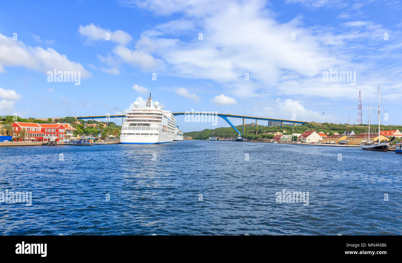 Le Pont de la Reine Juliana à Curacao Banque D'Images