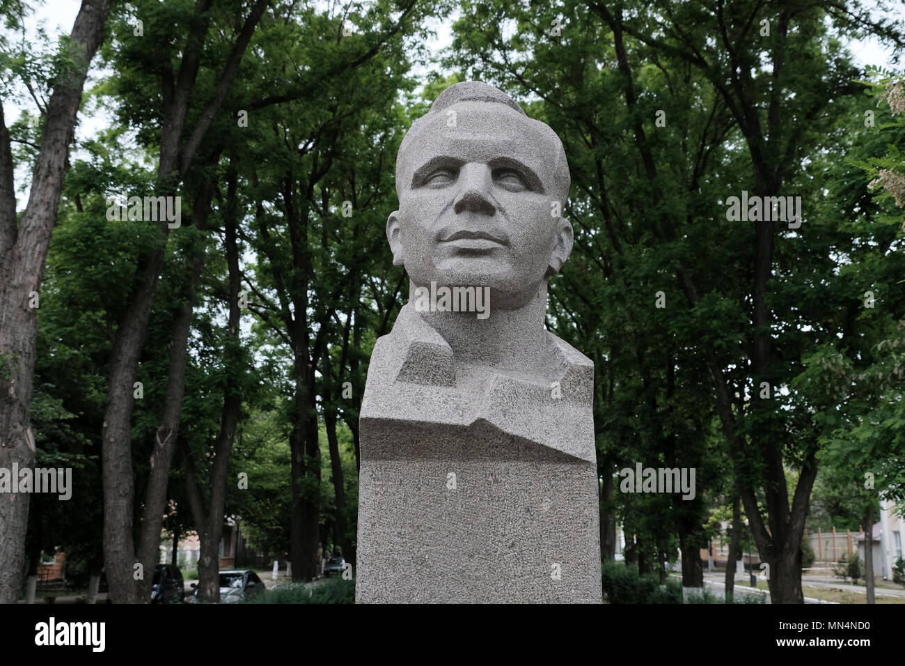 Statue de Iouri Alekseïevitch Gagarine qui était un pilote et le cosmonaute soviétique et le premier humain à Voyage dans l'espace placé en 3068, dans le centre de la capitale Tiraspol et centre administratif de l'intérieur des frontières internationalement reconnues de la Moldova dans le cadre d'un contrôle de fait de la République moldave Pridnestrovian aussi appelée la Transnistrie (PMR) depuis 1992. Banque D'Images