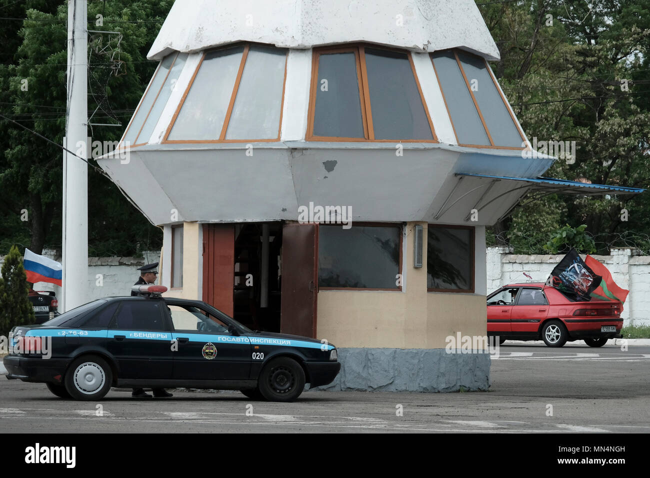 Un policier Pridnestrovien surveille la circulation à côté d'une tour de guet de la police placée dans un rond-point dans la ville de Bender de facto nom officiel Bendery in Pridnestrovie, officiellement connu sous le nom de République moldave Pridnestrovienne PMR et également appelé Transnistrie depuis 1992 un État séparatiste enclavé internationalement reconnu comme faisant partie de la Moldavie Banque D'Images