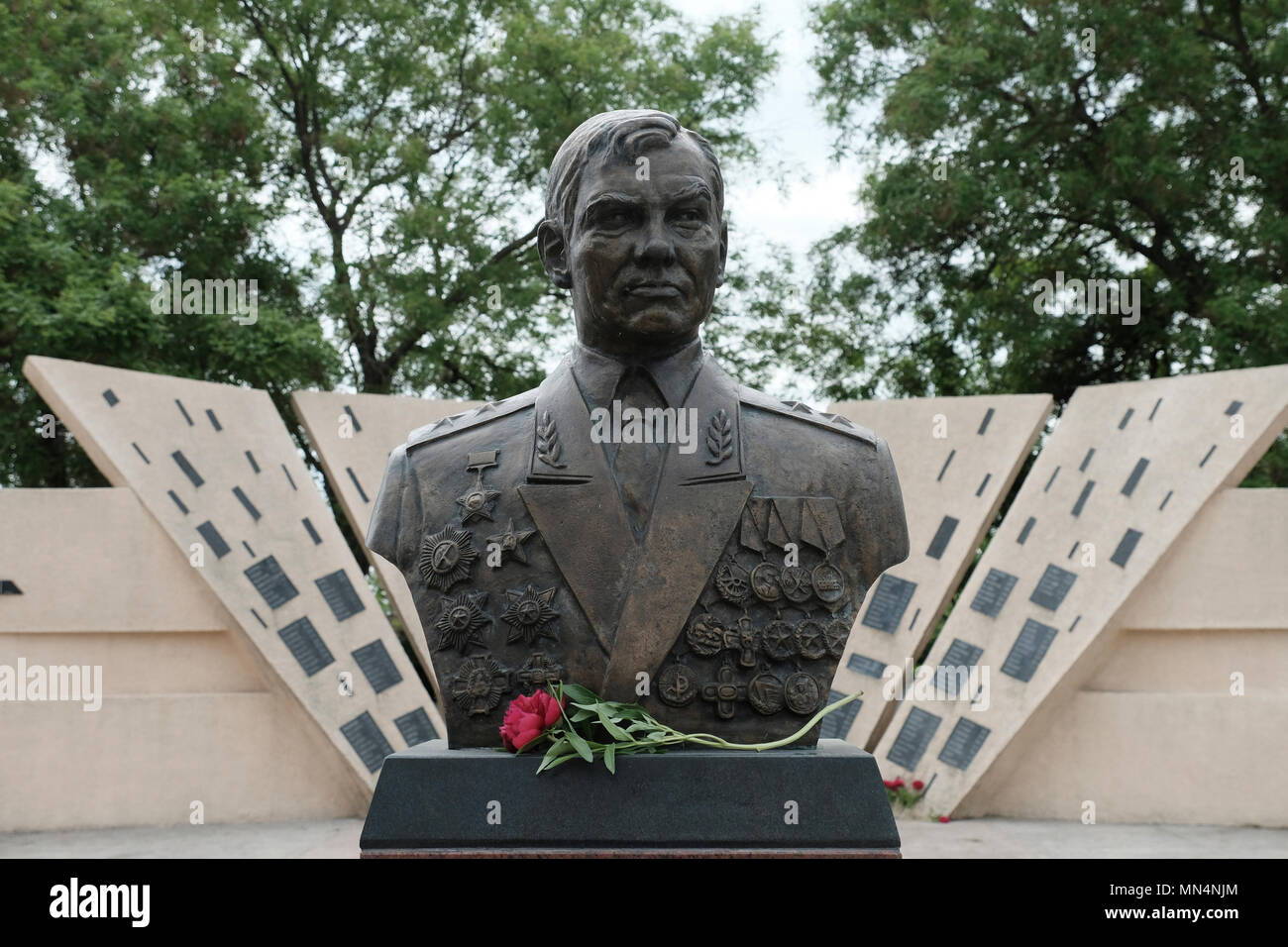 Sculpture du général russe Alexander Lebed placée au Mémorial de la mémoire et du chagrin qui honore les défenseurs de la Transnistrie morts dans la guerre de 1992 dans la ville de Bender de facto nom officiel Bendery à Pridnestrovie, officiellement connu sous le nom de République moldave Pridnestrovienne PMR et également appelé Transnistrie depuis 1992 un État sécessionnaire enclavé internationalement reconnu comme faisant partie de la Moldavie Banque D'Images