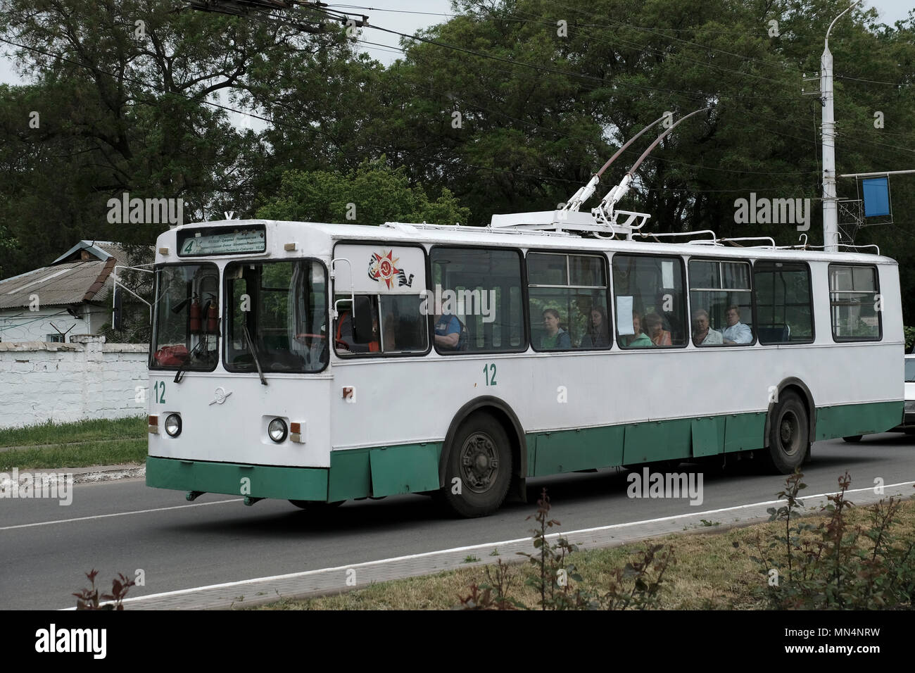 Un vieux Trolza aussi appelé trolleybus Ziu dans la ville de Bender de facto nom officiel Bendery à Pridnestrovie, officiellement connu sous le nom de République moldave Pridnestrovienne PMR et également appelé Transnistrie depuis 1992 un État sécessionniste enclavé internationalement reconnu comme faisant partie de la Moldavie Banque D'Images