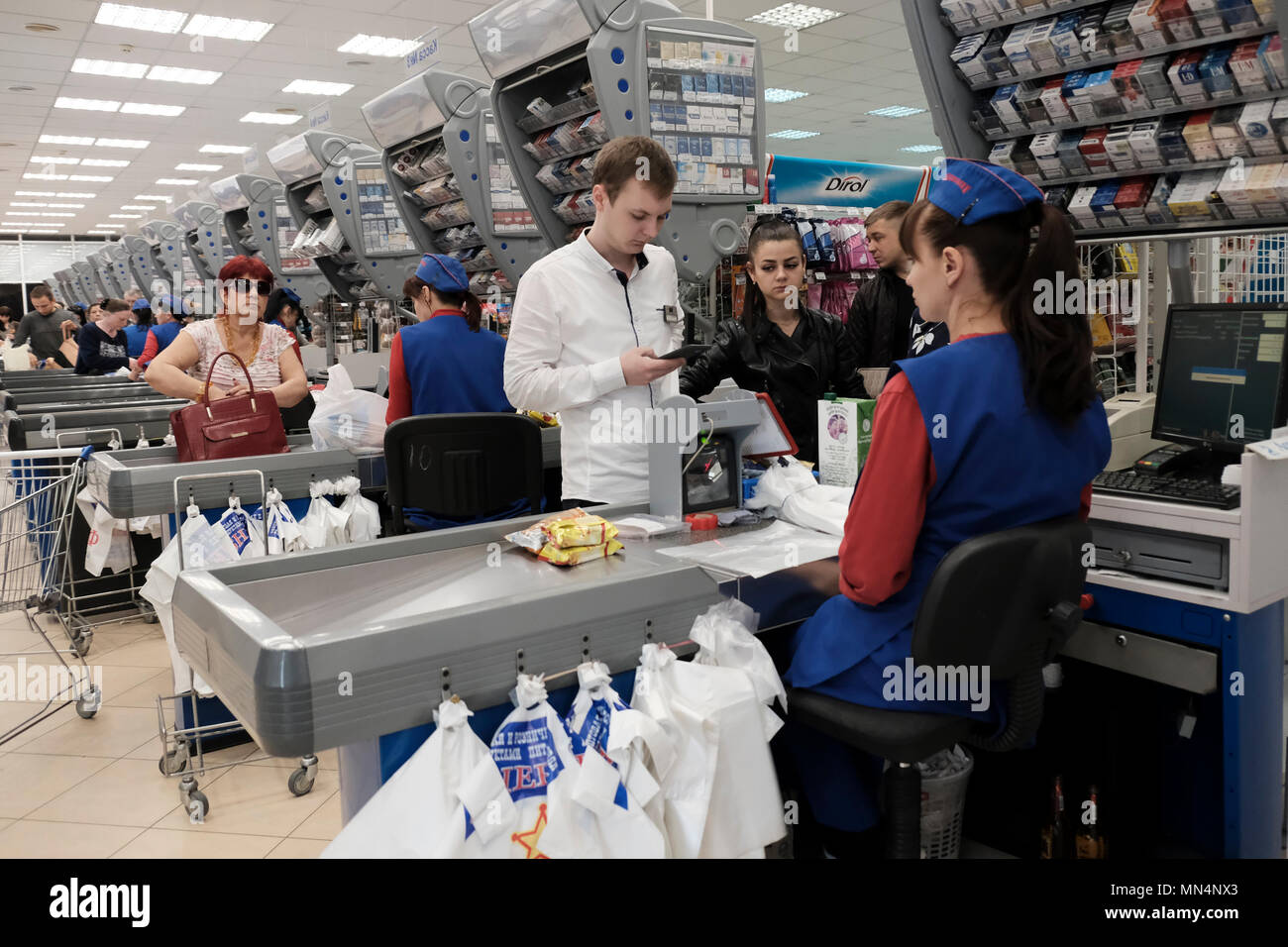 Un caissier sert les clients dans un supermarché de la ville de Bender de facto nom officiel Bendery à Pridnestrovie, officiellement connu sous le nom de République moldave Pridnestrovienne PMR et également appelé Transnistrie depuis 1992 un État sécessionniste enclavé internationalement reconnu comme faisant partie de la Moldavie Banque D'Images