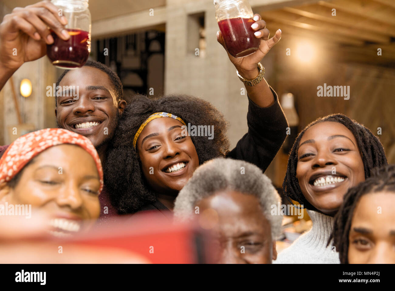 Happy family selfies en tenant Banque D'Images