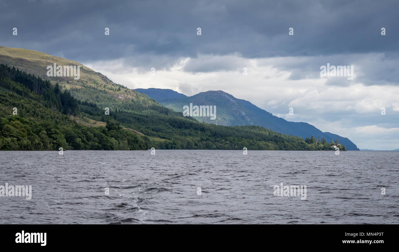 Le célèbre Loch Ness par une belle journée ensoleillée, Inverness, Écosse, Royaume-Uni Banque D'Images