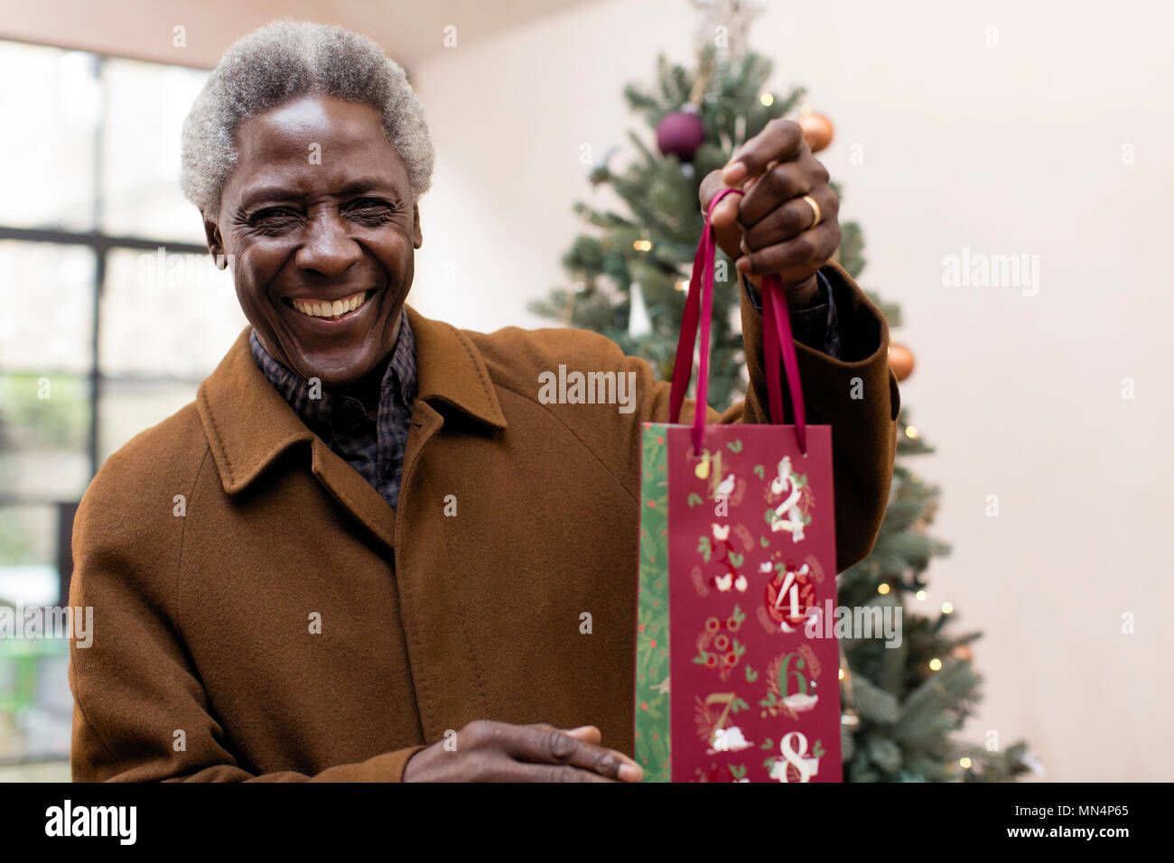 Portrait of smiling senior woman with Christmas Gift Banque D'Images