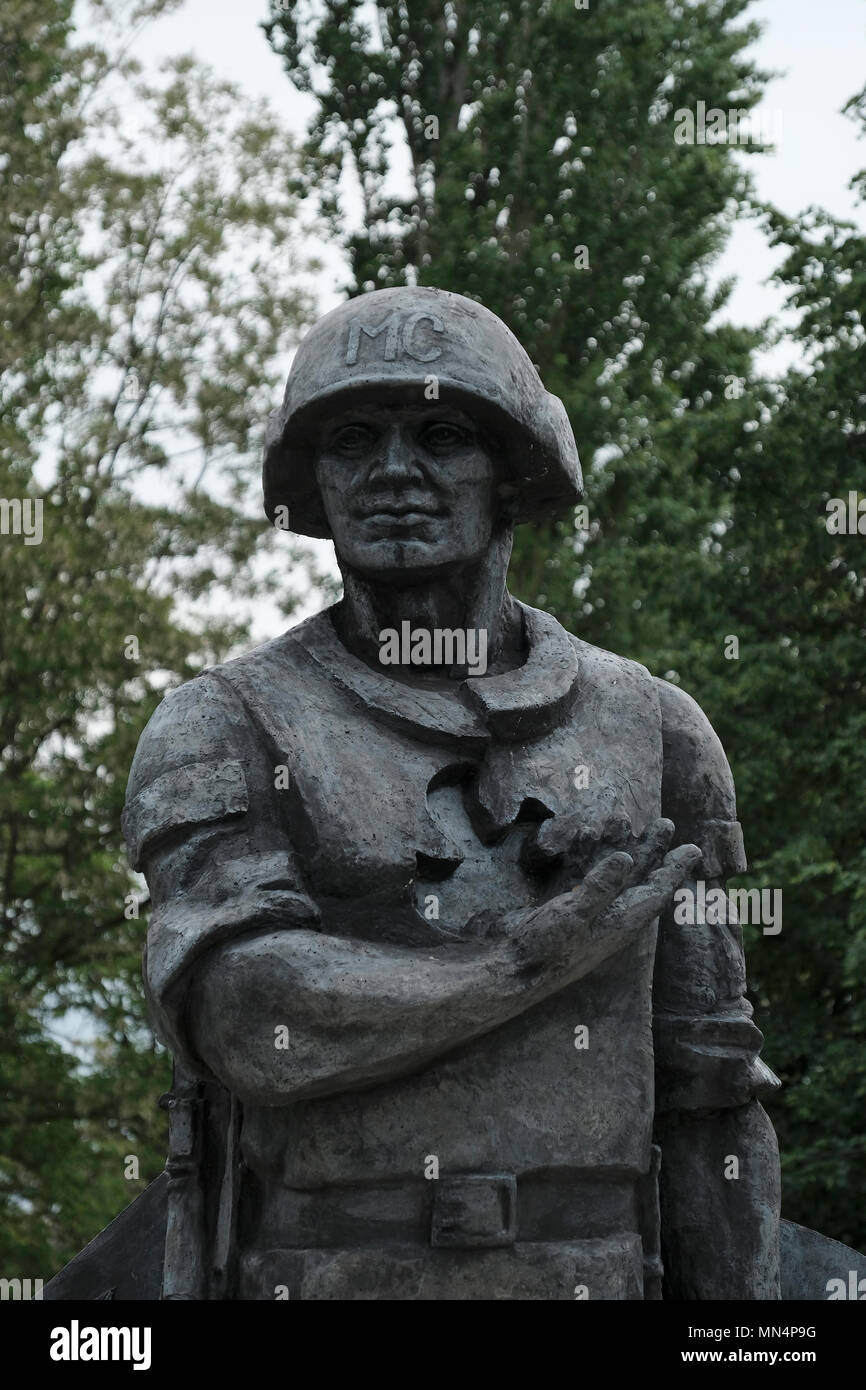 Sculpture en l'honneur de la Commission mixte de contrôle JCC, qui est une force de maintien de la paix trilatérale et une structure de commandement militaire conjointe de Moldavie, Transnistrie et Russie, qui opère dans une zone tampon à la frontière entre la République de Moldavie et l'Ukraine placée dans la ville de Bender de facto nom officiel Bendery à Pridnestrovie, officiellement connue sous le nom de République moldave Pridave Pridnestrovienne et également appelée Transnistrie depuis 1992 un État sécessionnaire internationalement reconnu comme faisant partie de Moldave depuis la Moldnestrove Banque D'Images