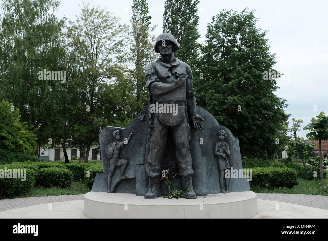 Sculpture en l'honneur de la Commission mixte de contrôle JCC, qui est une force de maintien de la paix trilatérale et une structure de commandement militaire conjointe de Moldavie, Transnistrie et Russie, qui opère dans une zone tampon à la frontière entre la République de Moldavie et l'Ukraine placée dans la ville de Bender de facto nom officiel Bendery à Pridnestrovie, officiellement connue sous le nom de République moldave Pridave Pridnestrovienne et également appelée Transnistrie depuis 1992 un État sécessionnaire internationalement reconnu comme faisant partie de Moldave depuis la Moldnestrove Banque D'Images