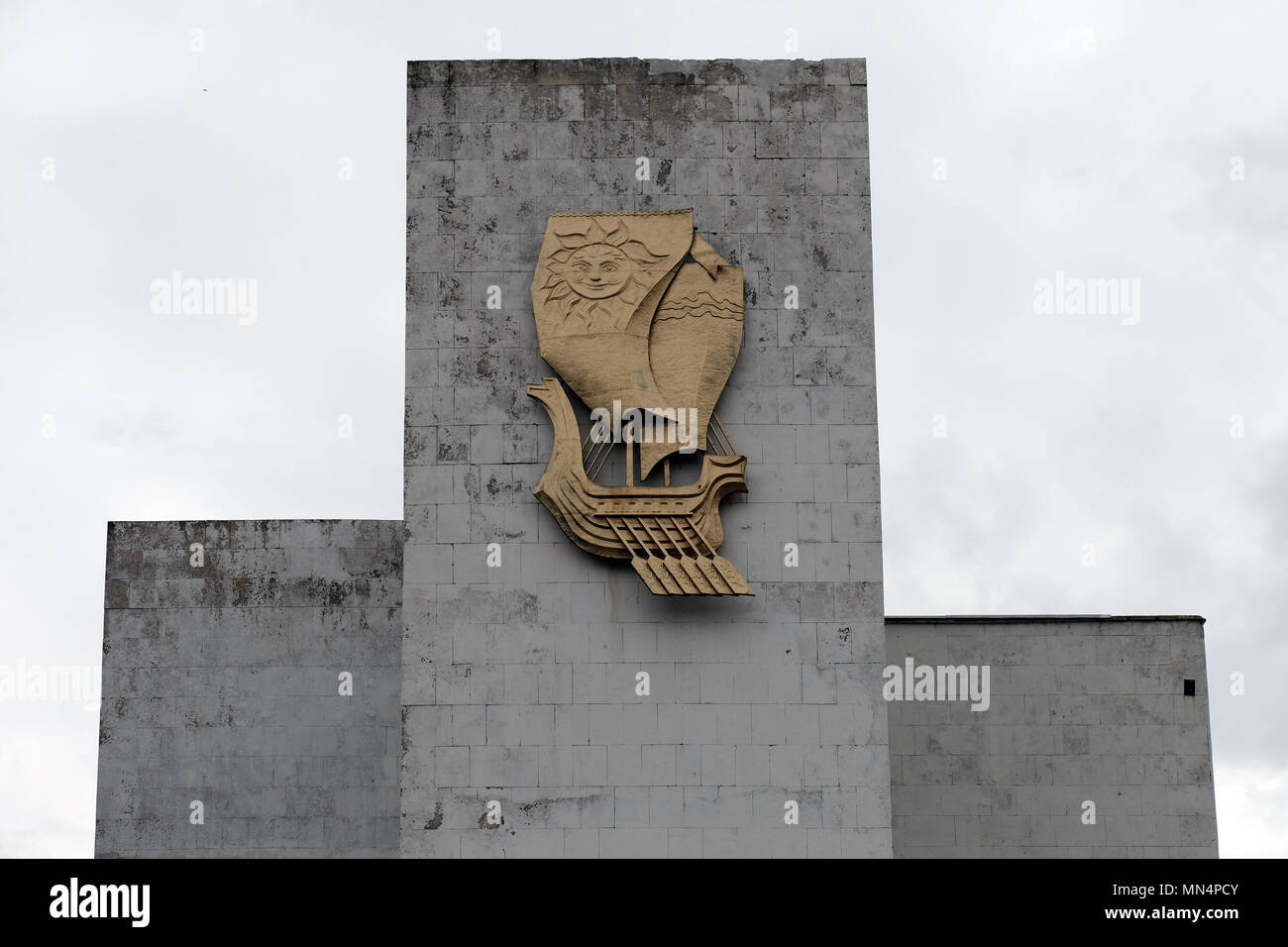 A un bas-relief représentant un voilier stylisé avec un soleil sur sa voile un symbole commun dans l'art soviétique, représentant souvent des thèmes d'espoir, de progrès et de liberté à la façade d'un bâtiment déserté sur la rive du Dniestr dans la ville de Bender nom officiel de facto Bendery in Pridnestrovie, officiellement connu sous le nom de République moldave Pridnestrovienne et également appelé Transnistrie depuis 1992 un État sécessionniste enclavé internationalement reconnu comme faisant partie de Moldavie Banque D'Images