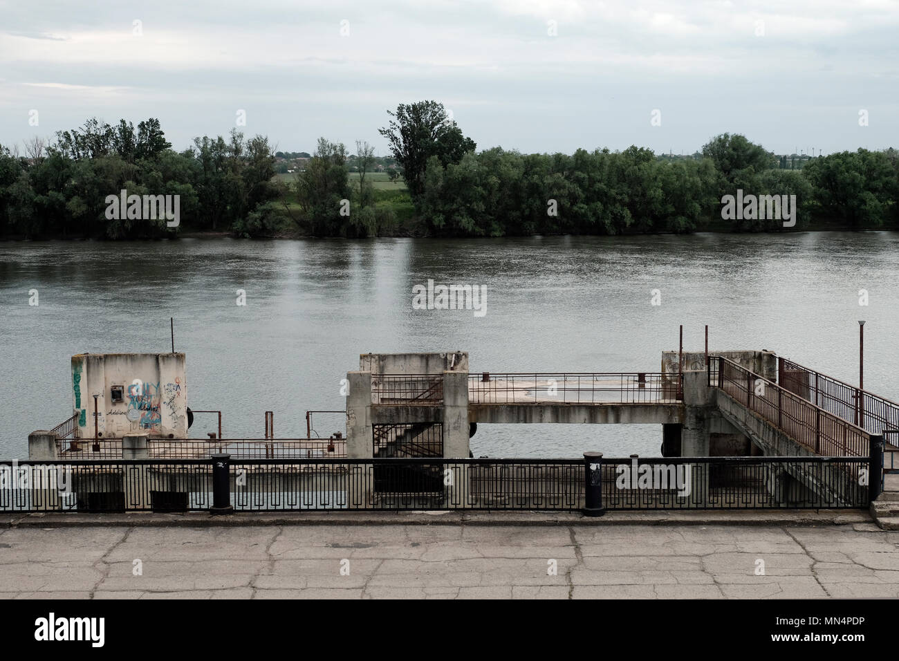 Un quai abandonné situé le long du remblai du fleuve Dniestr la ville de Bender de facto nom officiel Bendery à Pridnestrovie, officiellement connu sous le nom de République moldave Pridnestrovienne PMR et également appelé Transnistrie depuis 1992 un État sécessionniste enclavé internationalement reconnu comme faisant partie de la Moldavie Banque D'Images