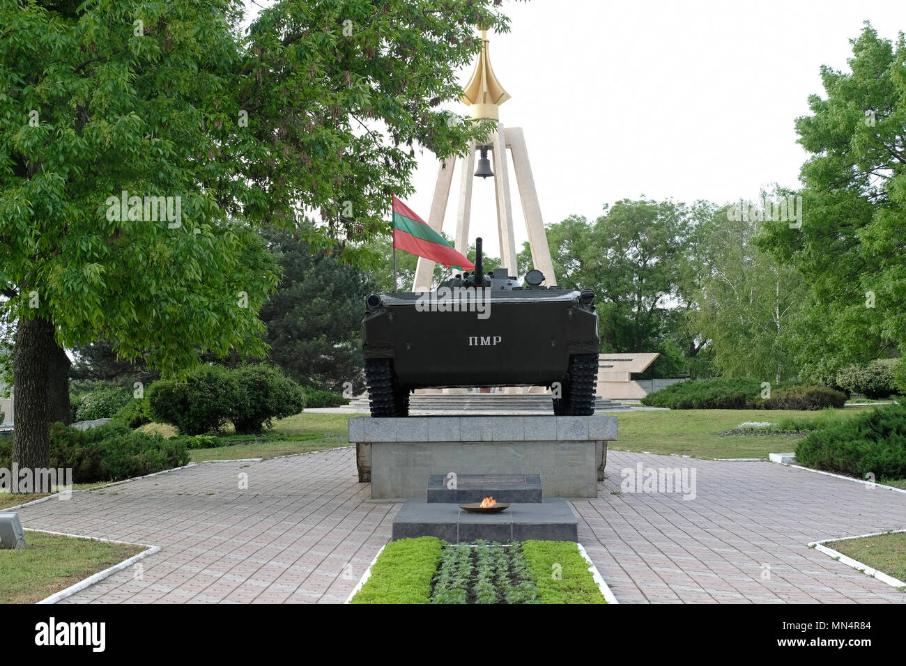 Un véhicule de combat d'infanterie (IFV), qui a pris part aux batailles en 1992 entre la Moldavie et la Transnistrie situé sur le bord du Mémorial du souvenir et du chagrin qui honore les défenseurs de la Transnistrie morts lors de la guerre de 1992 dans la ville de Bender de facto nom officiel Bendery in Pridnestrovie, officiellement connu sous le nom de République moldave Pridnestrovienne PMR et également appelé Transnistrie depuis 1992 un État sécessionniste enclavé internationalement reconnu comme faisant partie de Moldave Banque D'Images