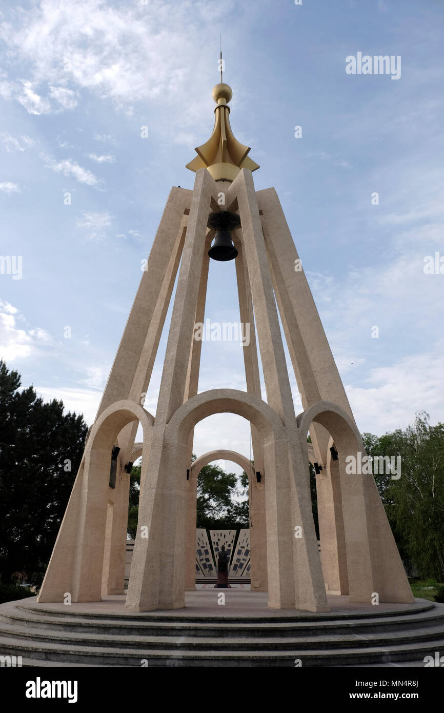 Le clocher du Mémorial du souvenir et de la tristesse qui honore les défenseurs de la Transnistrie morts dans la guerre de 1992 dans la ville de Bender de facto nom officiel Bendery in Pridnestrovie, officiellement connu sous le nom de République moldave Pridnestrovienne PMR et également appelé Transnistrie depuis 1992 un État sécessionniste enclavé internationalement reconnu comme faisant partie de la Moldavie Banque D'Images