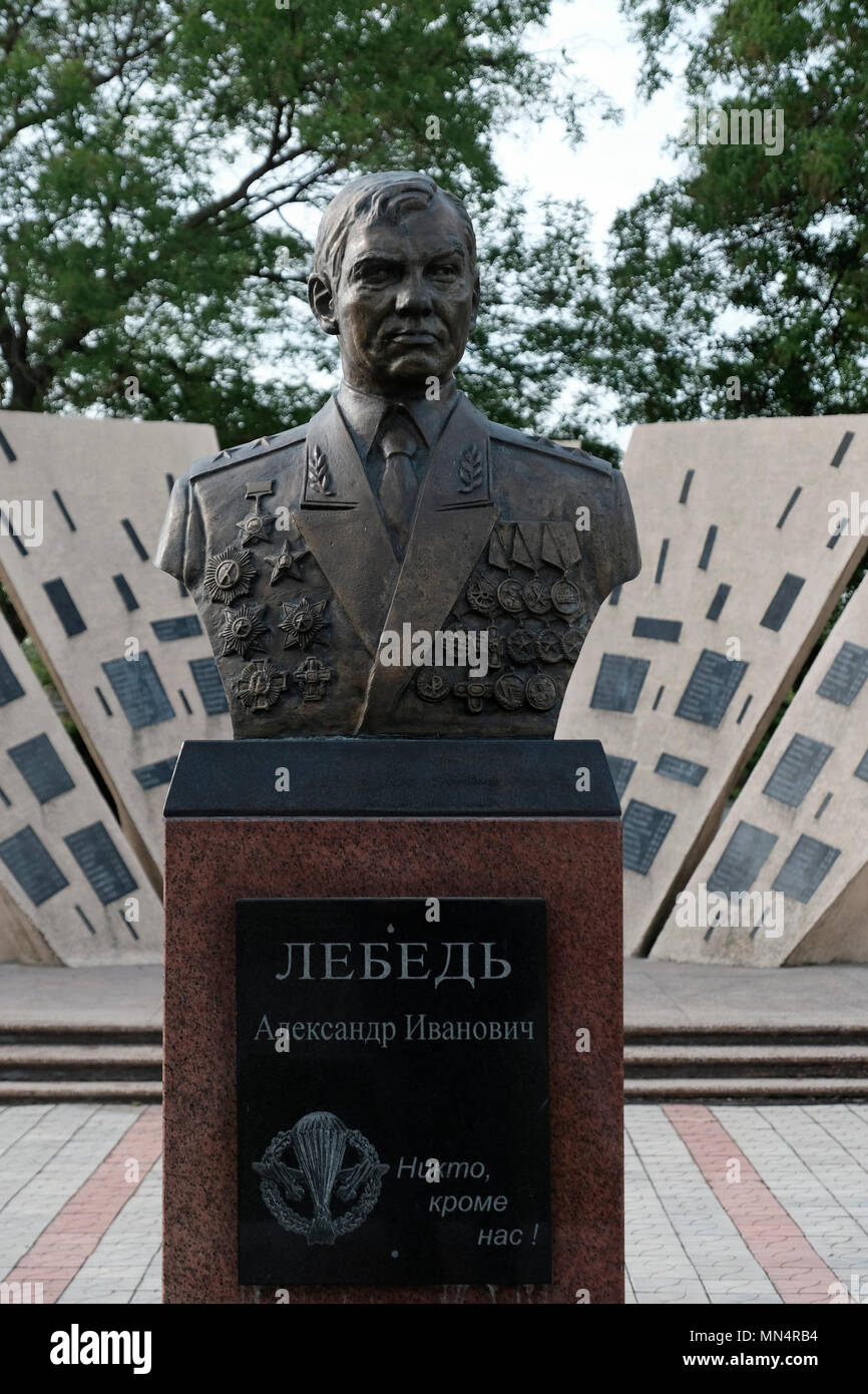 Sculpture du général russe Alexandre Lebed, placé au Mémorial de la mémoire et de la douleur qui rend hommage aux défenseurs de la Transnistrie qui sont morts dans la guerre de 1992 dans la ville de Bender nom officiel de facto Bendery à l'intérieur des frontières internationalement reconnues de la Moldova dans le cadre d'un contrôle de fait de la République moldave Pridnestrovian aussi appelée la Transnistrie (PMR) depuis 1992. Banque D'Images
