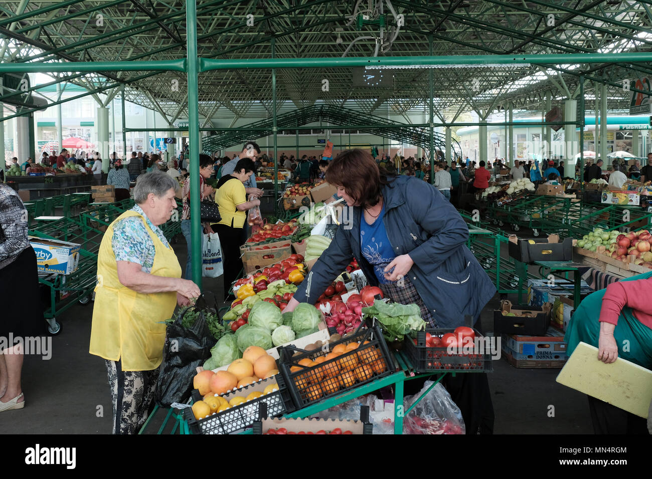 Les gens qui achètent des légumes et des fruits au marché de Zeleny dans le centre de Tiraspol, la capitale de Pridnestrovie, officiellement connue sous le nom de République moldave Pridnestrovienne PMR et également appelée Transnistrie depuis 1992 un État sécessionniste enclavé internationalement reconnu comme faisant partie de la Moldavie Banque D'Images