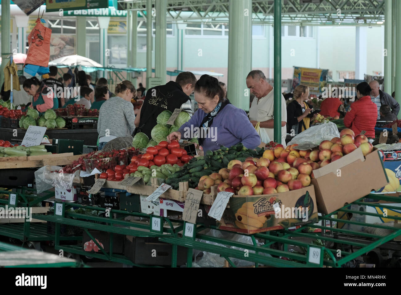Les gens qui achètent des légumes et des fruits au marché de Zeleny dans le centre de Tiraspol, la capitale de Pridnestrovie, officiellement connue sous le nom de République moldave Pridnestrovienne PMR et également appelée Transnistrie depuis 1992 un État sécessionniste enclavé internationalement reconnu comme faisant partie de la Moldavie Banque D'Images