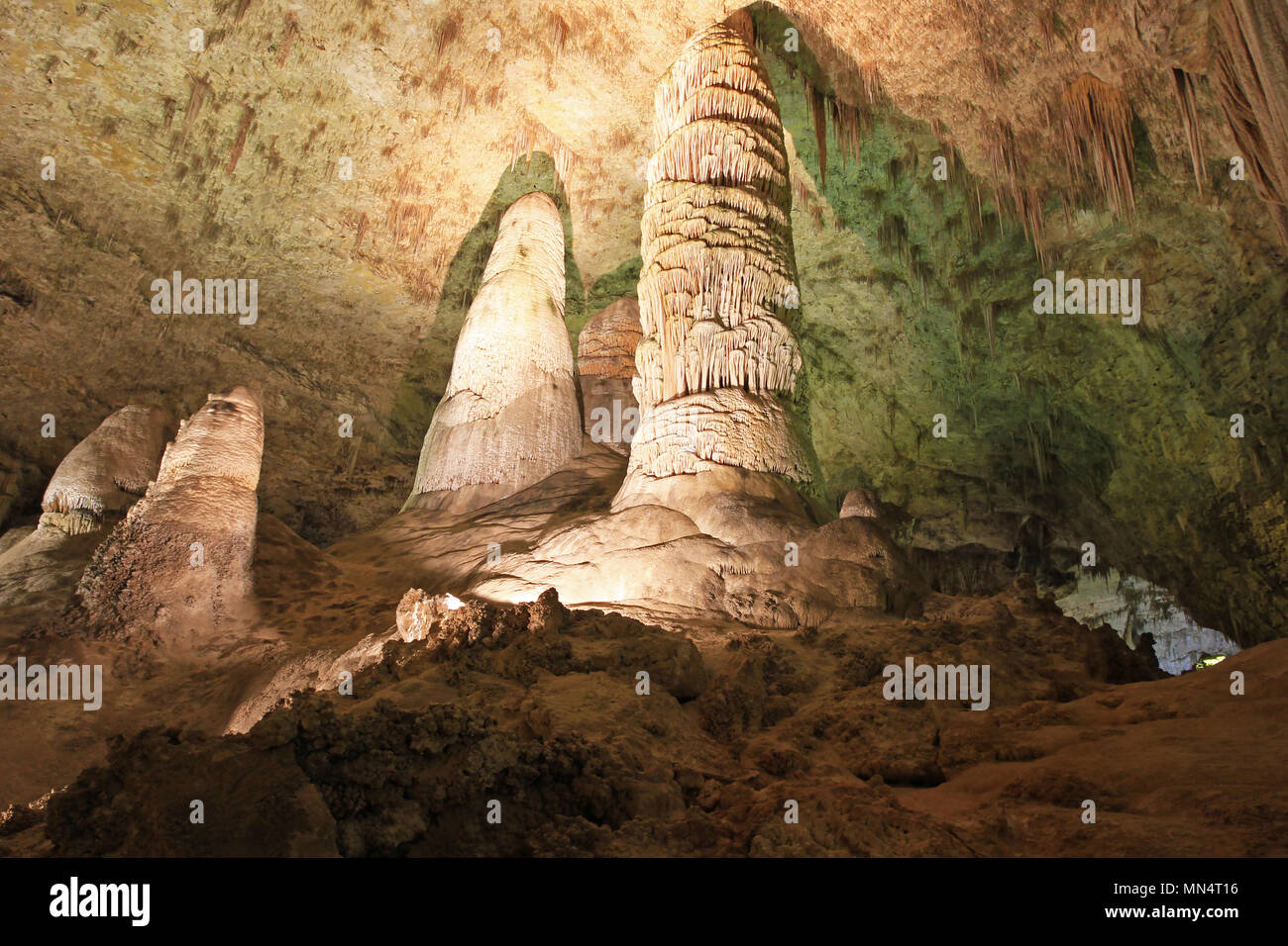 Stalagmites et stalactites dans le Parc National de Carlsbad Caverns, USA Banque D'Images
