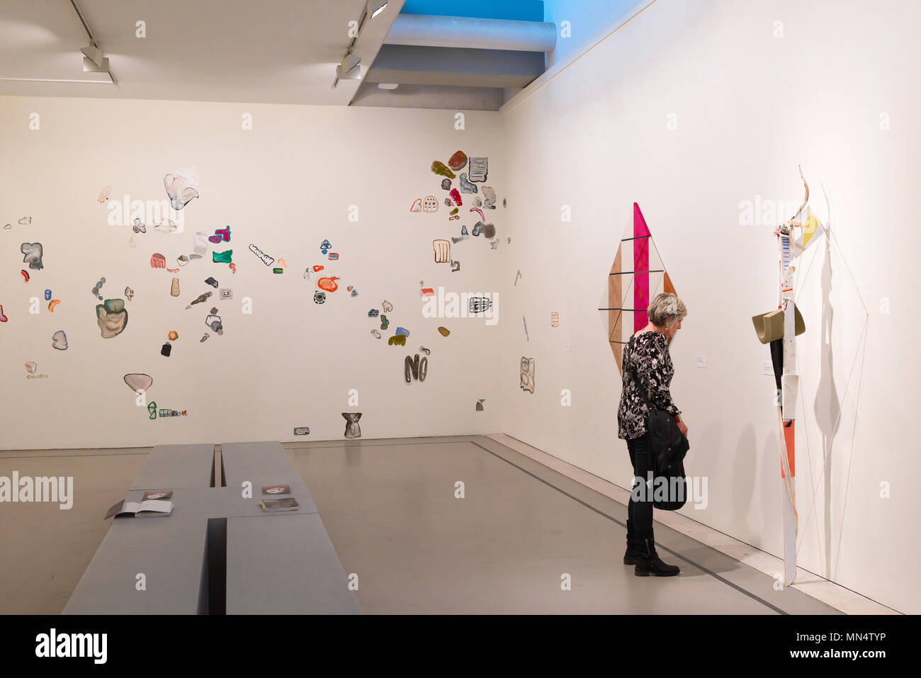 Musée d'art moderne de Lisbonne, vue sur une femme dans une salle d'exposition du Centro de Arte Moderna à Lisbonne, Portugal. Banque D'Images