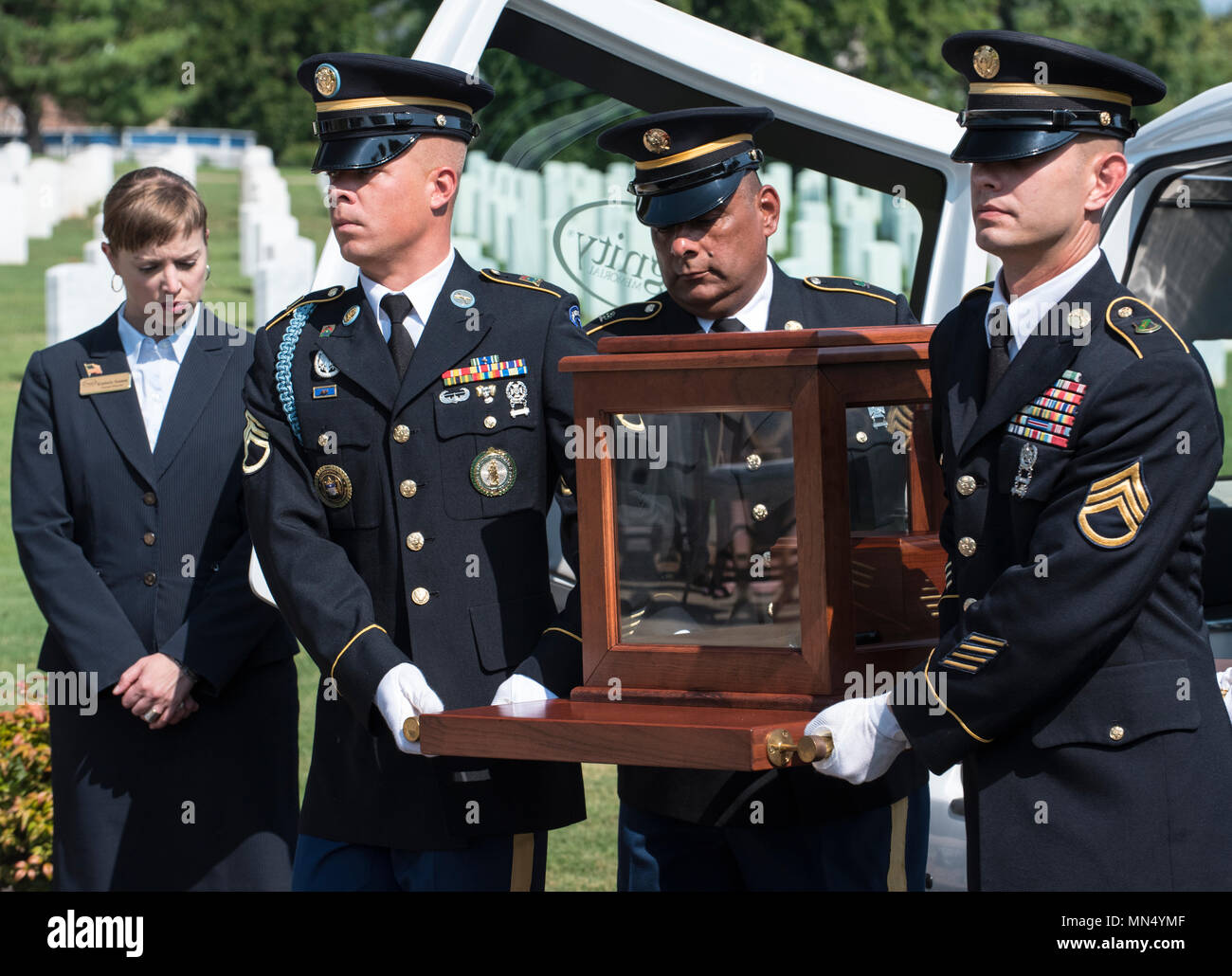 Le reste du U.S. Army Air Forces Staff Sgt. William 'Blootie' Turner sont transférés de funeral coach dans le jardin du souvenir, au cours de l'inhumation de Turner, le 22 août, 2017, au cimetière national de Nashville situé à Madison, au Tennessee Turner était à bord d'un B-26 Marauder en décembre 1943, lorsque l'avion, surnommé 'Hell's Fury,' a été abattu tuant tous à bord sauf le pilote. Après plusieurs années de travaux, Turner ses restes ont été déterminées de façon positive et il a été donné l'enterrement militaire rend hommage. (U.S. Army photo par le Sgt. Brian Hamilton/ libéré) Banque D'Images